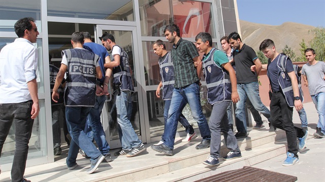 Hakkari'de Fetullahçı Terör Örgütü'nün (FETÖ) darbe girişimine ilişkin soruşturma kapsamında gözaltına alınan ve aralarında polislerin de bulunduğu 17 kişiden, 8'i tutuklandı.