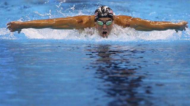 Michael Phelps olimpik kariyerinde 21. altın madalyasını kazandı.