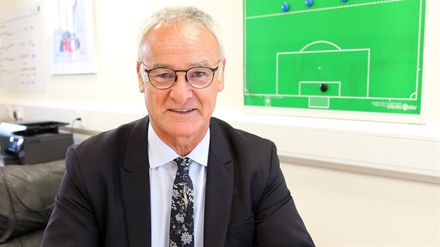 Ranieri, Leicester City ile yeni sözleşme imzaladı. 