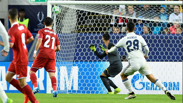 Real Madrid'in genç futbolcusu Asnesio, UEFA Süper Kupa Finali'nde Sevilla'ya şık bir gol attı.