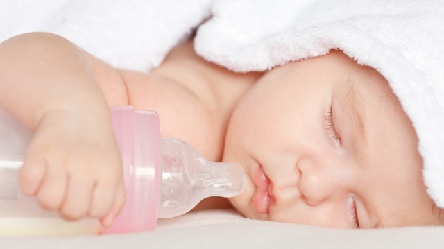 Bebeğinizin süt içmesini kolaylaştıracak 6 eğlenceli biberon