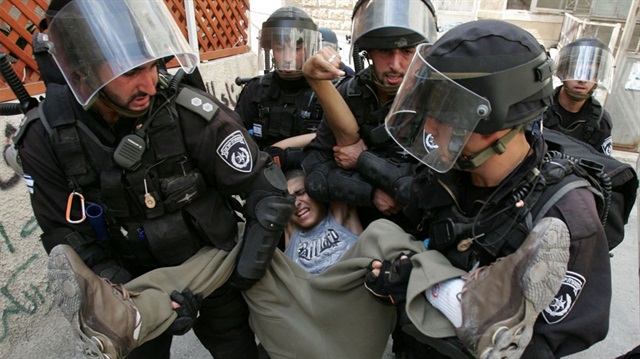 Arşiv- İsrail güçleri Filistinlileri keyfi gözaltına alıyorlar ve sebepsizce yıllarca hapishanelerde tutuyorlar.