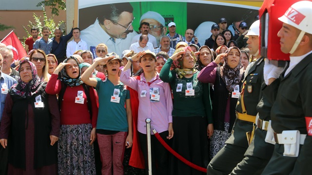 Şehit piyade er Bayram Kavcı'yı kız kardeşleri asker selamıyla uğurladı. 