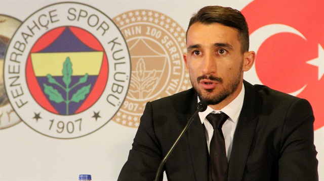 Galatasaray Başkanı Dursun Özbek, Mehmet Topal'a Fenerbahçe ile anlaşmaması durumunda imza attırmayı planladıklarını söyledi. 
