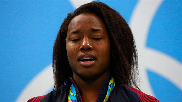 Simone Manuel, yüzmede altın kazanan ilk Afro-Amerikalı sporcu oldu .