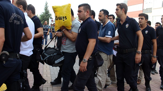 Kocaeli’de yürütülen FETÖ/PDY soruşturması kapsamında gözaltına alınan, aralarında siviller ve rütbeli polislerin bulunduğu 36 kişi adliyeye çıkarıldı.