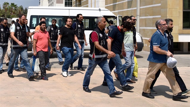 Antalya'da FETÖ/PDY soruşturması kapsamında, örgüte öğrenci kazandırdığı ileri sürülen 'hususiciler' ve 'serrehber' olarak adlandırılan 34 kişiden 33'ü tutuklandı.