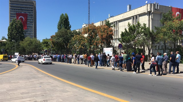 İki şube müdürlüğünde yeniden hizmet sunulmaya başlanmasıyla Ankara Emniyet Müdürlüğünün "C girişi" önünde uzun kuyruk oluştu.
