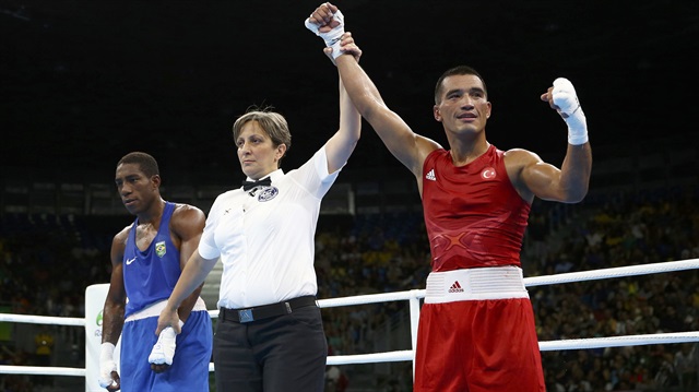 Brezilya'nın Rio de Janeiro kentindeki Riocentro'da gerçekleştirilen 64 kilo ikinci tur müsabakasında milli boksör Batuhan Gözgeç, Brezilyalı Joedison Teixeira'yı mağlup ederek çeyrek finale yükseldi. 