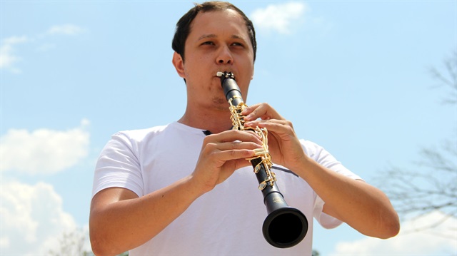 Ferec Akbarov, yarışmalarda kazandığı ödüllerle aldığı altın klarnetle Türkiye'yi temsil edecek.
