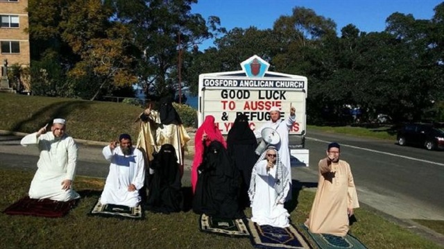 İslam karşıtı grup İslam kıyafetleri giyerek, Müslümanlara destek verdiğini iddia ettiği kiliseyi protesto etti.