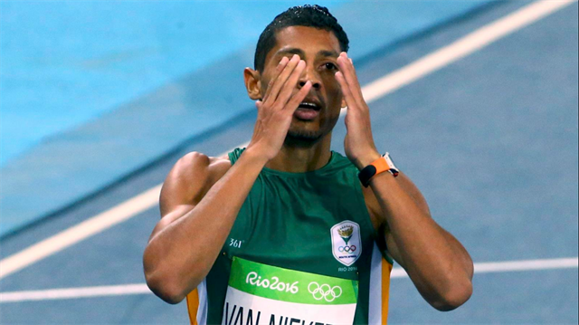 Erkekler 400 metrede Wayde van Niekerk, 43:03'le Michael Johnson'ın 17 yıllık dünya rekorunu kırdı.