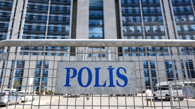 FETÖ'ye yönelik soruşturma kapsamında İstanbul Anadolu Adalet Sarayında operasyon düzenlendi.  