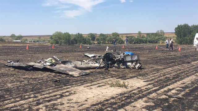 Eğitim uçağının tarlaya düşmesi sonucu 2 kişi öldü. 