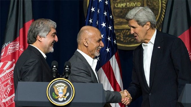 Afganistan Devlet Başkanı Eşref Gani Ahmedzai (ortada) İcra Kurulu Başkanı Tacik asıllı Dr. Abdullah Abdullah (sağda) ve ABD Dışişleri Bakanı John Kerry 

