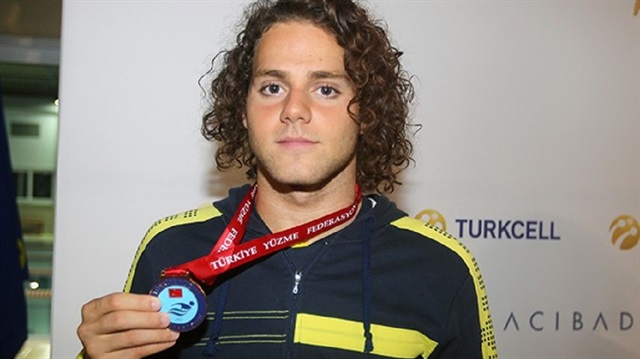 21 yaşındaki rekortmen yüzücü Oğuz Aslanoğlu'nun amansız bir hastalığa yenik düşerek hayatını kaybettiği belirtildi.