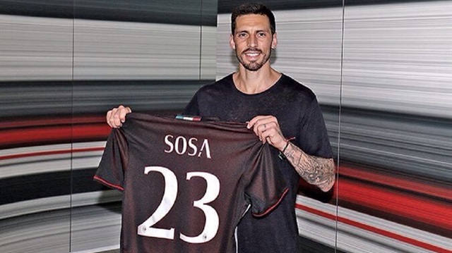 Jose Sosa, Milan formasıyla poz verdi.