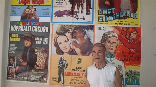 Mehmet Pala, 1933'ten bu yana çekilen yerli ve yabancı filmlerin afişlerini biriktirdi.