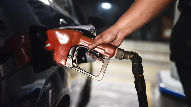 Akaryakıt dağıtım şirketleri benzinin litre fiyatına 9 kuruş zam yaptı.
