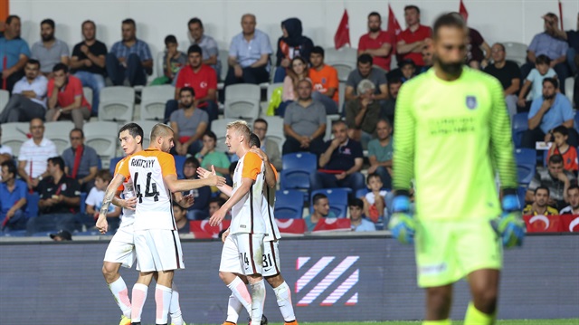 Shakhtarlı oyuncuların gol sevinci ve Volkan Babacan'ın üzüntüsü aynı karede.