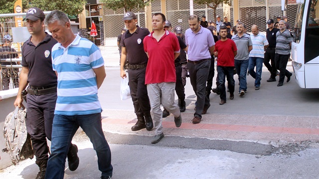 Mersin’de, Fetullahçı Terör Örgütü/Paralel Devlet Yapılanması’na (FETÖ/PDY) yönelik yürütülen soruşturma kapsamında gözaltına alınan 30 emniyet personeli adliyeye sevk edildi.