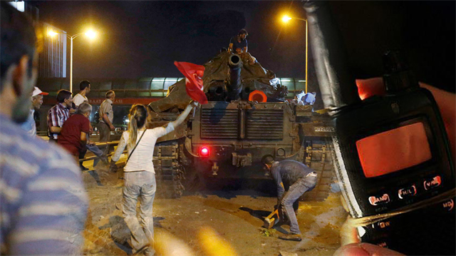 15 Temmuz gecesi vatandaşlar darbecilerin tanklarına karşı bedenlerini siper etmişlerdi.