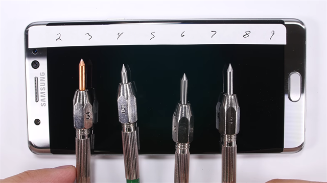 Koruyucu cam teknolojisi olarak yeni nesil Gorilla Glass 5'in çizilen ekranı hayal kırıklığına neden oldu.