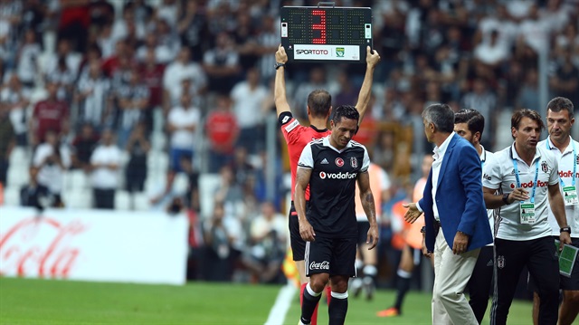 Beşiktaş'ın yeni yıldızı Adriano, Alanyaspor maçının 29.dakikasında sakatlanarak oyundan çıktı. 
