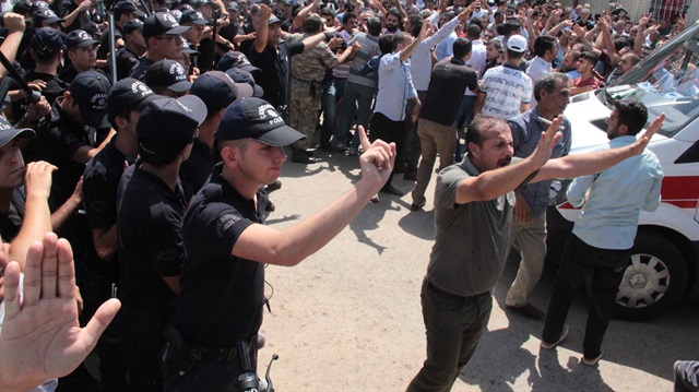 Çok sayıda Gaziantepli ile polis ekipleri, cenaze törenini provoke etmeye kalkışan terör yandaşlarına böyle tepki gösterdi.