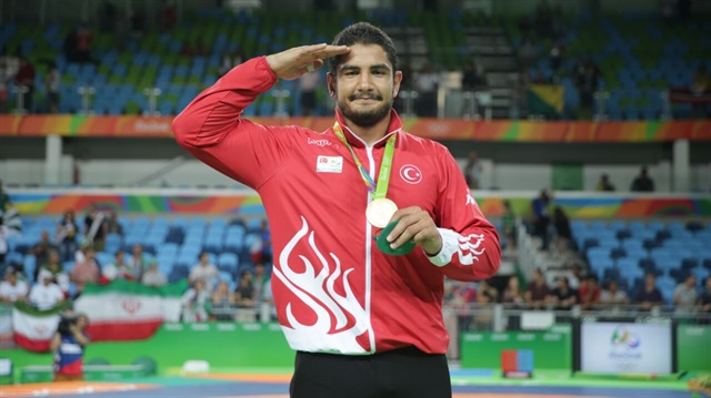 Milli güreşçi Taha Akgül, Türkiye'ye 2016 Rio Olimpiyat Oyunları'ndaki ilk altın madalyasını kazandırdı.