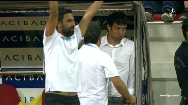 Akhisar Teknik Direktörü Cihat Arslan, Rodallega'nın Kayserispor'a attığı gole böyle tepki verdi. 