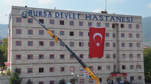 Bahar Hastanesi'nin ismi kaldırılarak yerine Bursa Devlet Hastanesi tabelası geniş güvenlik tedbirleri altında takıldı.