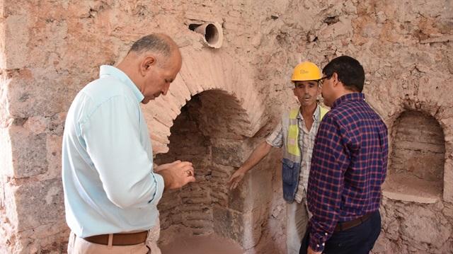 Şehzadeler Belediye Başkanı Ömer Faruk Çelik yapılan restorasyon çalışmalarını yerinde inceleyerek, yapılan çalışmalar hakkında teknik personelde bilgi aldı. 