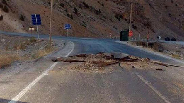 PKK'lı teröristlerce karayoluna döşenen el yapımı patlayıcı imha edildi.