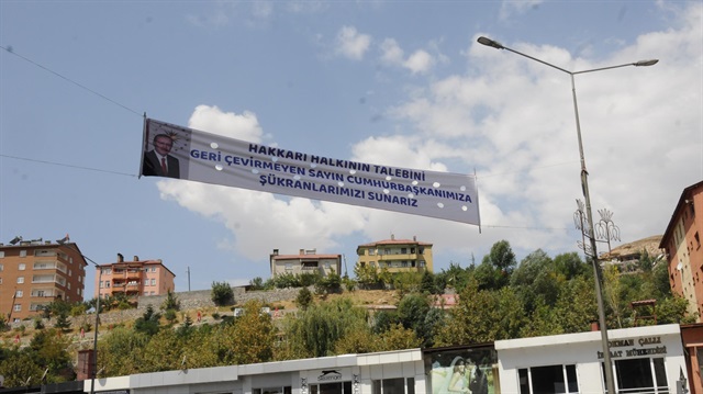 Pankartın üzerinde Cumhurbaşkanı Recep Tayyip Erdoğan'ın fotoğrafı da yer alıyor.  