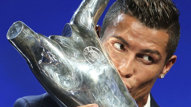 hlas Haber Ajansı  İSTANBUL  SPOR Real Madrid’in Portekizli yıldızı Cristiano Ronaldo, UEFA tarafından yılın futbolcusu ödülüne layık görüldü.