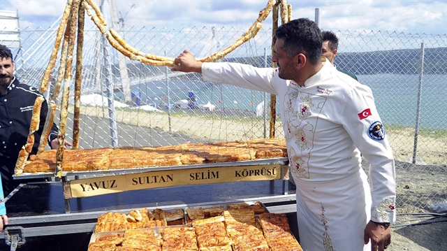 Böreği törene katılanlara ikram edecek olan Hasan Acar, yapımı uzun süren böreğin 2 bin kişilik olduğunu söyledi.