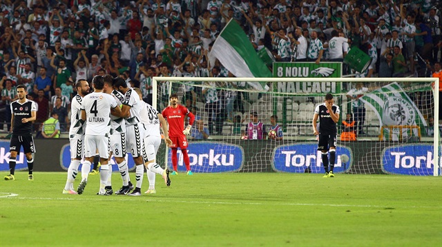 Konyasporlu futbolcular Bajic'in golüne böyle sevindi.