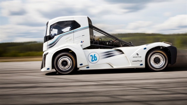 Volvo'nun demir şövalyesi, saatte 276 km hızla dünyanın en hızlı kamyonu oldu.