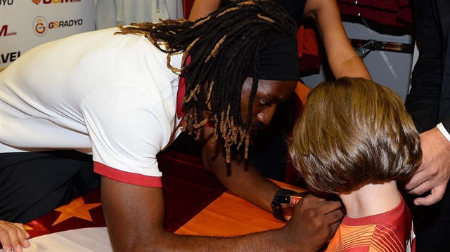 Galatasaray'ın Trabzonspor'dan transferi Luis Cavanda, sarı kırmızılı taraftarlarla imza etkinliğinde buluştu.