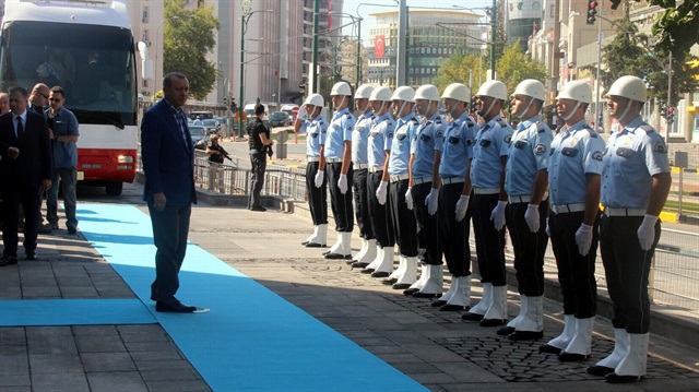 Cumhurbaşkanı Erdoğan ve beraberindekiler Gaziantep Valisi Ali Yerlikaya ve tören mangası tarafından karşılandı.