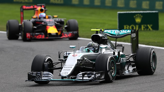 Formula 1'de sezonun 13. ayağı Belçika Grand Prix'sini kazanan Mercedes sürücüsü Rosberg, pilotlar klasmanı lideri Hamilton ile arasındaki farkı 9 puana indirdi