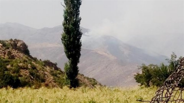 Devam eden operasyonların ardından, sınır bölgelerinden dumanların yükseldiği görülüyor. 