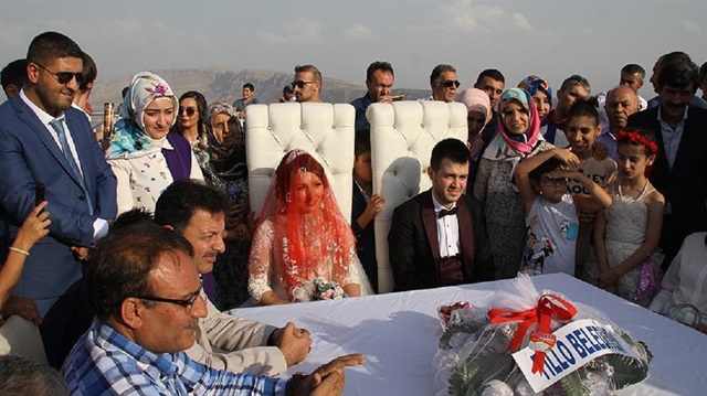 Siirt'te bin 200 metrelik yükseklikte nikah töreni düzenlendi.