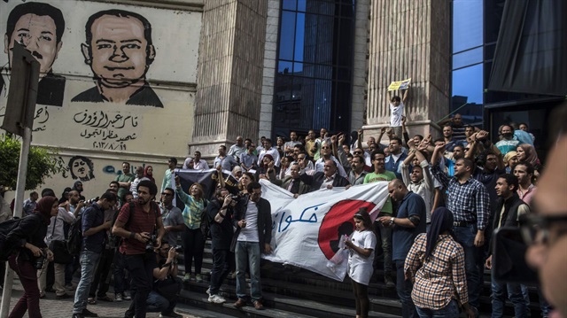 Mısır'da Gazeteciler Sendikası Amr Bedr'in tutuklanması sonrasında birçok gösteri düzenledi.