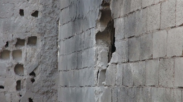 Roketin isabet ettiği bir duvarda açılan delik böyle görüntülendi.