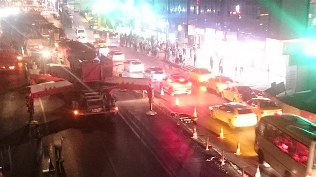 Şirinevler'de akşam saatlerinde başlayan çalışmalar kapsamında trafiğe kapatılan şeritler böyle görüntülendi.