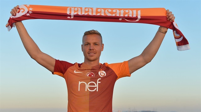 Kolbeinn Sigthorsson sabah erken saatlerinde İstanbul'a gelmişti. İzlandalı golcü kendisini Galatasaraylı yapan sözleşmeyi imzaladı. 