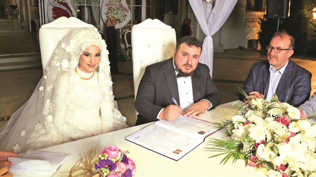 Samet Akbaş ve Zeynep Atalar'ın düğün heyecanı, FETÖ'cü hainlerin darbe girişimi nedeniyle yarım kaldı.