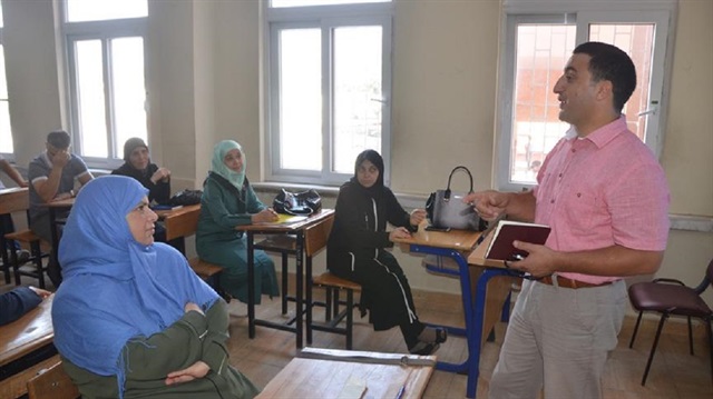 Gönüllü olarak görev yapan Suriyeli öğretmenlere eğitim verilmeye başlandı.